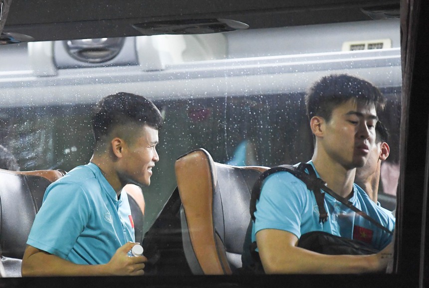 Tuyển thủ Việt Nam băng đá trở về khách sạn, miệng vẫn tươi cười trước trận gặp Thái Lan - Ảnh 8. Tuyển thủ Việt Nam băng đá trở về khách sạn, miệng vẫn tươi cười trước trận gặp Thái Lan - Ảnh 8.