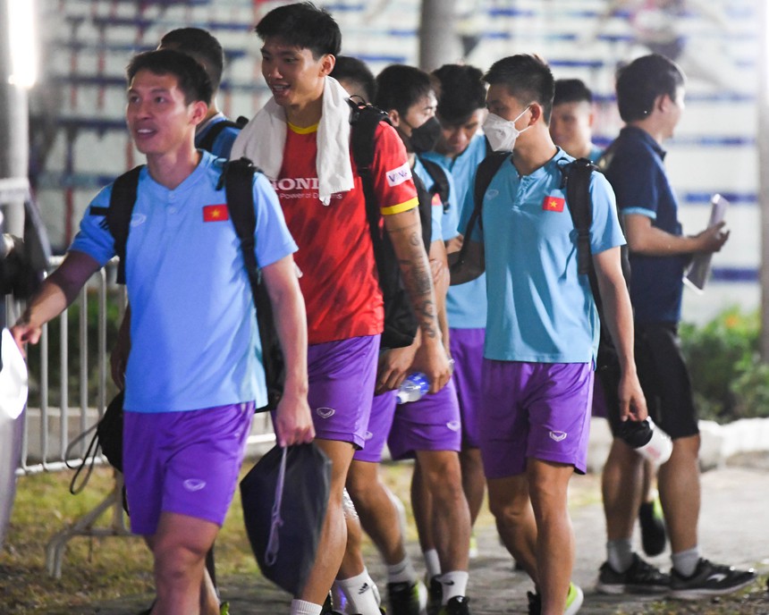 Tuyển thủ Việt Nam băng đá trở về khách sạn, miệng vẫn tươi cười trước trận gặp Thái Lan - Ảnh 5. Tuyển thủ Việt Nam băng đá trở về khách sạn, miệng vẫn tươi cười trước trận gặp Thái Lan - Ảnh 5.