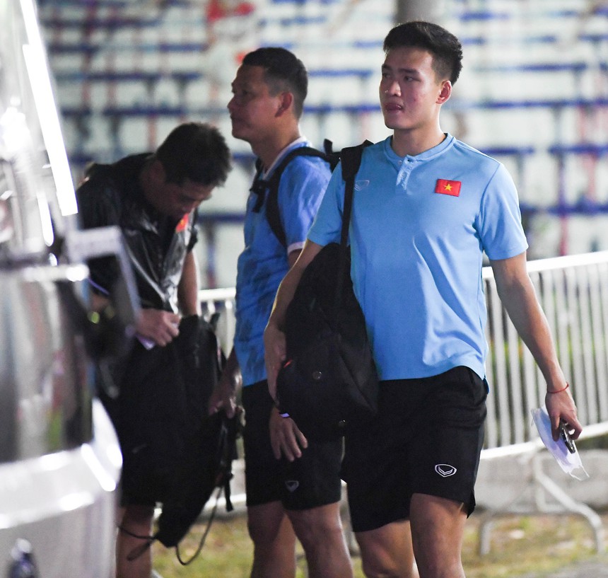 Tuyển thủ Việt Nam băng đá trở về khách sạn, miệng vẫn tươi cười trước trận gặp Thái Lan - Ảnh 3. Tuyển thủ Việt Nam băng đá trở về khách sạn, miệng vẫn tươi cười trước trận gặp Thái Lan - Ảnh 3.