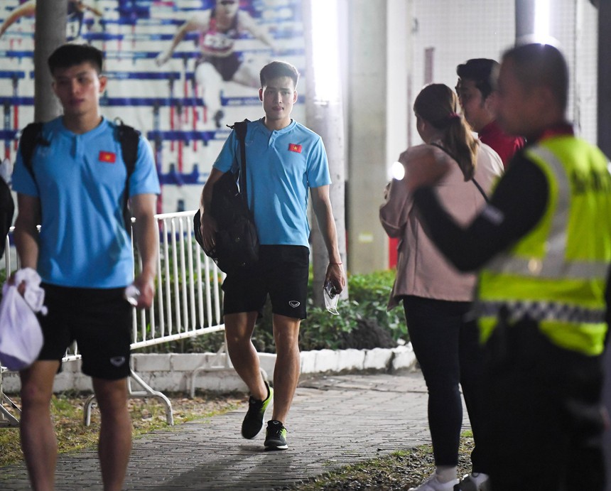 Nhân viên an ninh Thái Lan cầm đèn pin soi lối cho ĐT Việt Nam - Ảnh 5.