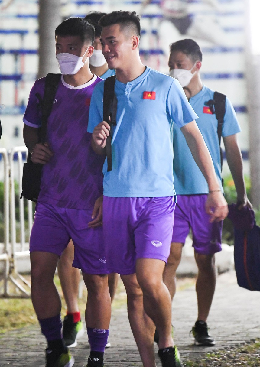 Tuyển thủ Việt Nam băng đá trở về khách sạn, miệng vẫn tươi cười trước trận gặp Thái Lan - Ảnh 7. Tuyển thủ Việt Nam băng đá trở về khách sạn, miệng vẫn tươi cười trước trận gặp Thái Lan - Ảnh 7.