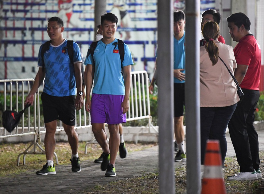 Tuyển thủ Việt Nam băng đá trở về khách sạn, miệng vẫn tươi cười trước trận gặp Thái Lan - Ảnh 4. Tuyển thủ Việt Nam băng đá trở về khách sạn, miệng vẫn tươi cười trước trận gặp Thái Lan - Ảnh 4.