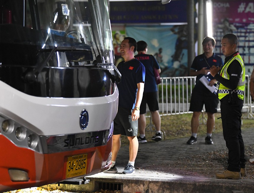 Nhân viên an ninh Thái Lan cầm đèn pin soi lối cho ĐT Việt Nam - Ảnh 4.