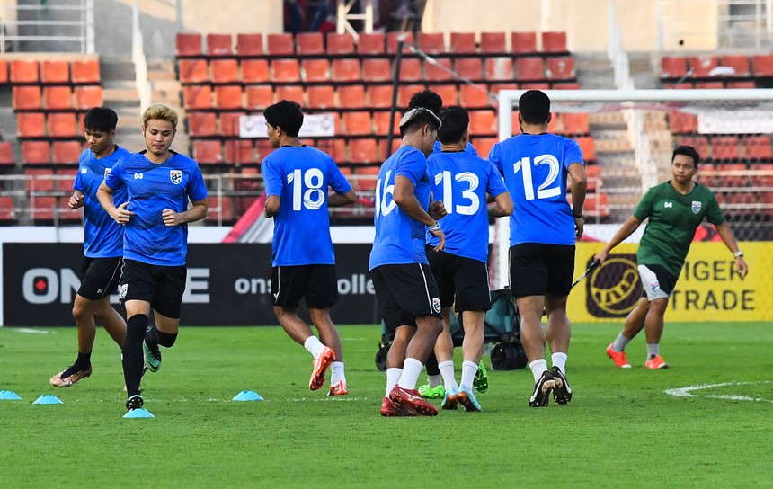 Theerathon Bunmathan cầu nguyện hơn một phút ở buổi tập cuối cùng trước khi gặp ĐT Việt Nam - Ảnh 7.