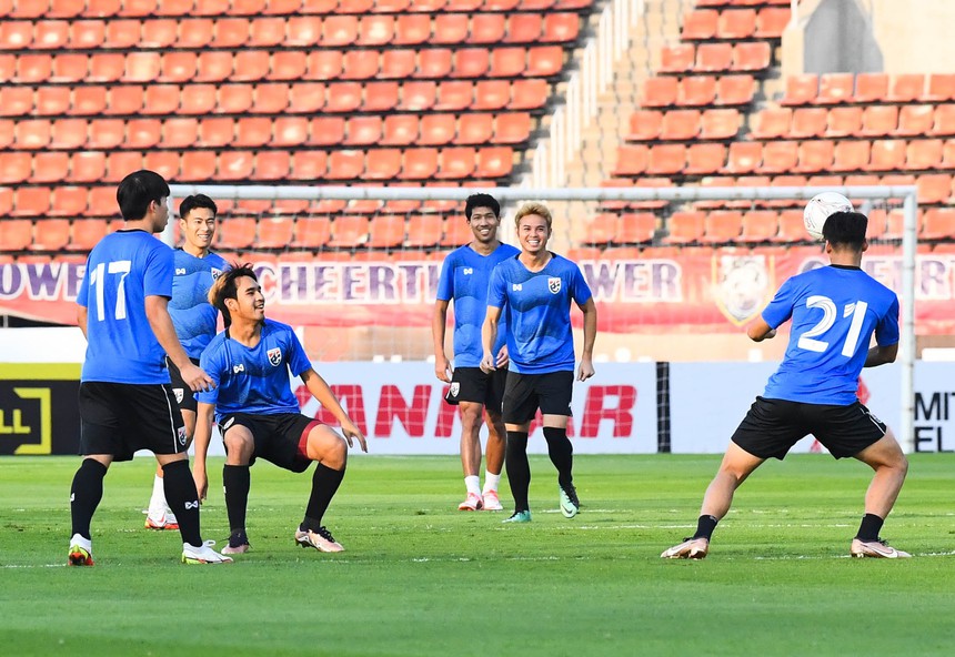 Theerathon Bunmathan cầu nguyện hơn một phút ở buổi tập cuối cùng trước khi gặp ĐT Việt Nam - Ảnh 5.