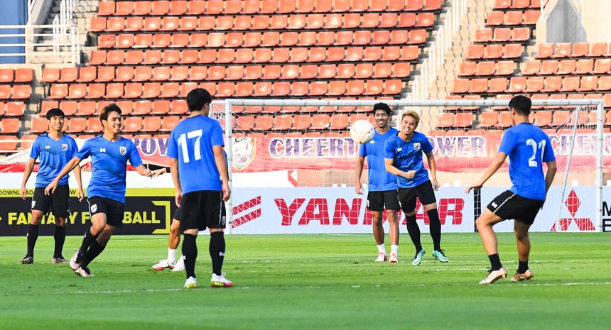 Theerathon Bunmathan cầu nguyện hơn một phút ở buổi tập cuối cùng trước khi gặp ĐT Việt Nam - Ảnh 6.