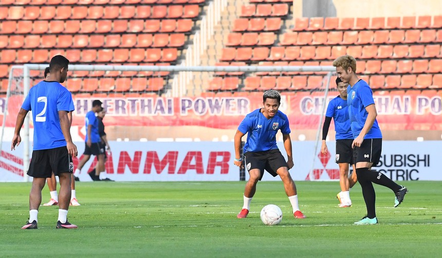 Theerathon Bunmathan cầu nguyện hơn một phút ở buổi tập cuối cùng trước khi gặp ĐT Việt Nam - Ảnh 4.