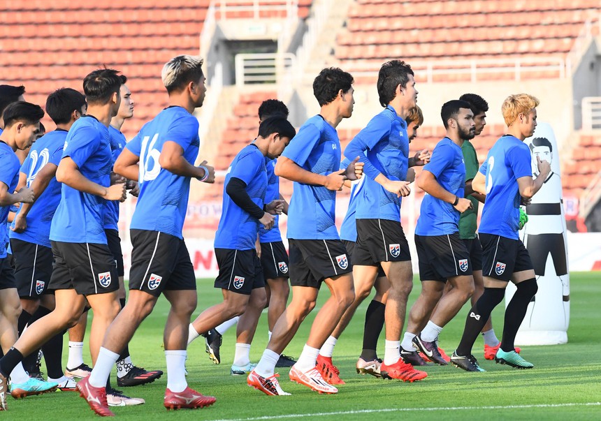 Theerathon Bunmathan cầu nguyện hơn một phút ở buổi tập cuối cùng trước khi gặp ĐT Việt Nam - Ảnh 3.