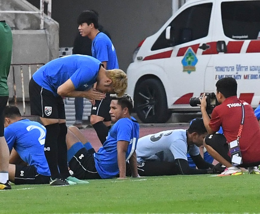 Theerathon Bunmathan cầu nguyện hơn một phút ở buổi tập cuối cùng trước khi gặp ĐT Việt Nam - Ảnh 1.