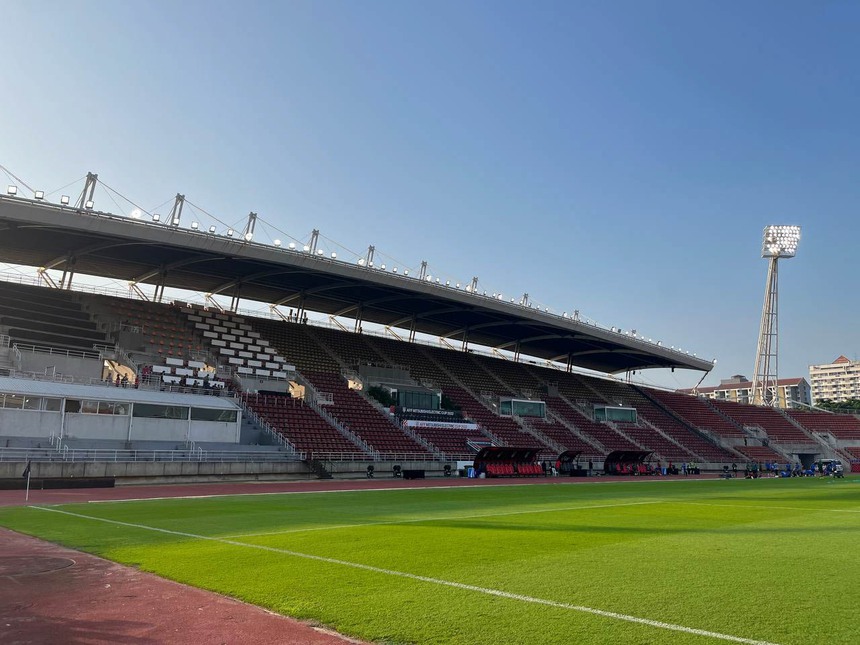 Cận cảnh SVĐ Thammasat nơi tuyển Việt Nam "quyết đấu" tuyển Thái Lan - Ảnh 2.