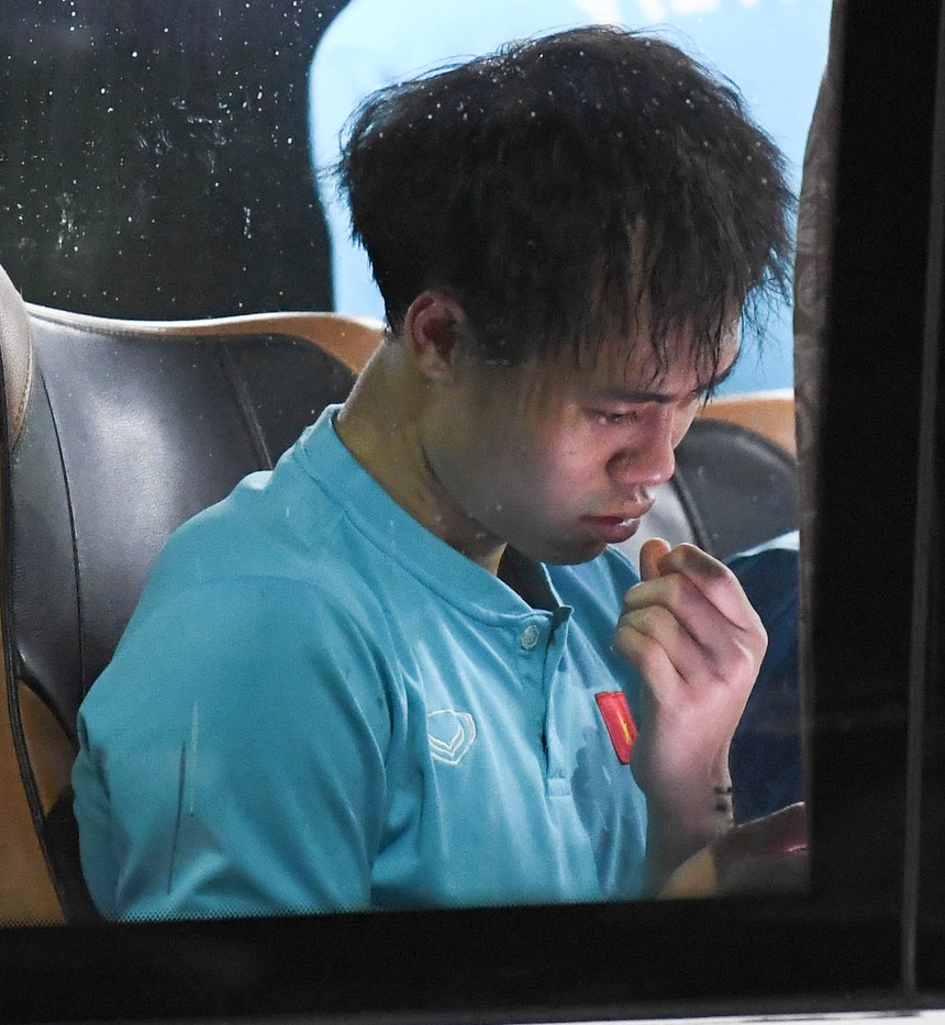 Xe buýt chở ĐT Việt Nam suýt "bỏ rơi" Văn Lâm, Nguyên Mạnh - Ảnh 9.