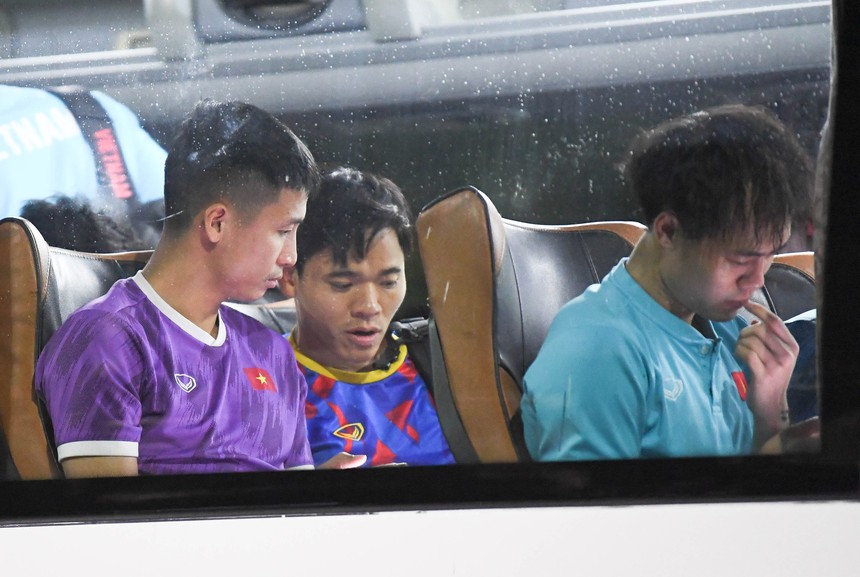 Xe buýt chở ĐT Việt Nam suýt "bỏ rơi" Văn Lâm, Nguyên Mạnh - Ảnh 8.