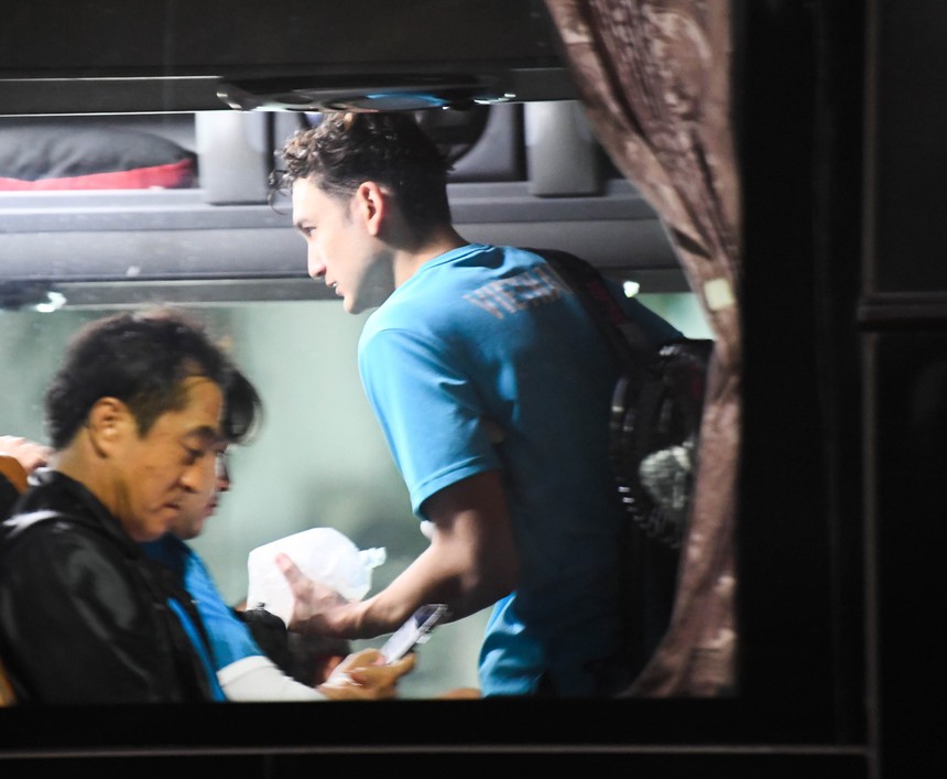 Xe buýt chở ĐT Việt Nam suýt "bỏ rơi" Văn Lâm, Nguyên Mạnh - Ảnh 7.