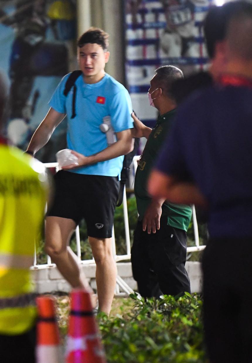 Xe buýt chở ĐT Việt Nam suýt "bỏ rơi" Văn Lâm, Nguyên Mạnh - Ảnh 6.