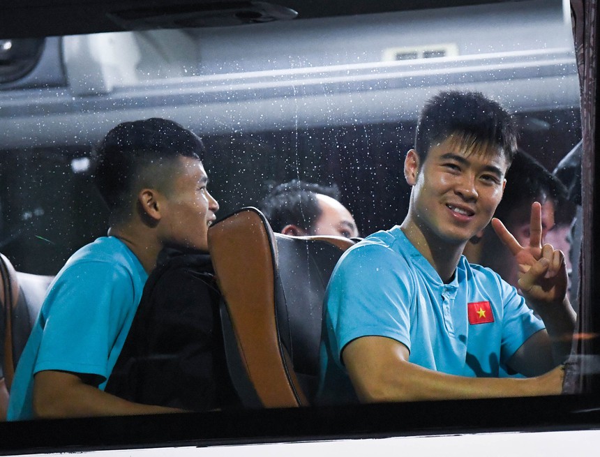 Xe buýt chở ĐT Việt Nam suýt "bỏ rơi" Văn Lâm, Nguyên Mạnh - Ảnh 2.