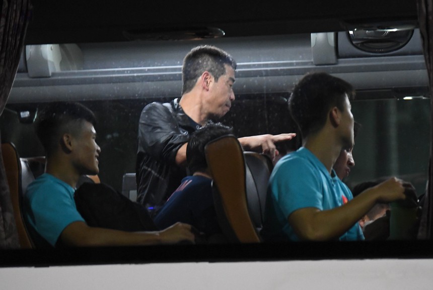 Xe buýt chở ĐT Việt Nam suýt "bỏ rơi" Văn Lâm, Nguyên Mạnh - Ảnh 3.