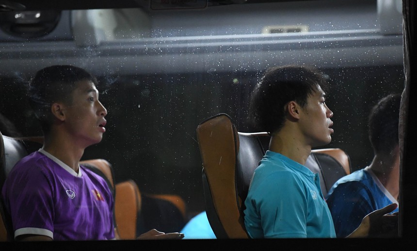 Xe buýt chở ĐT Việt Nam suýt "bỏ rơi" Văn Lâm, Nguyên Mạnh - Ảnh 5.