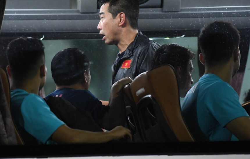 Xe buýt chở ĐT Việt Nam suýt "bỏ rơi" Văn Lâm, Nguyên Mạnh - Ảnh 4.