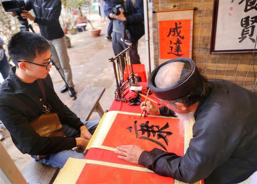 Tưng bừng Hội chữ Xuân Quý Mão 2023 tại Di tích Văn Miếu - Quốc Tử Giám - Ảnh 2. Tưng bừng Hội chữ Xuân Quý Mão 2023 tại Di tích Văn Miếu - Quốc Tử Giám - Ảnh 2.