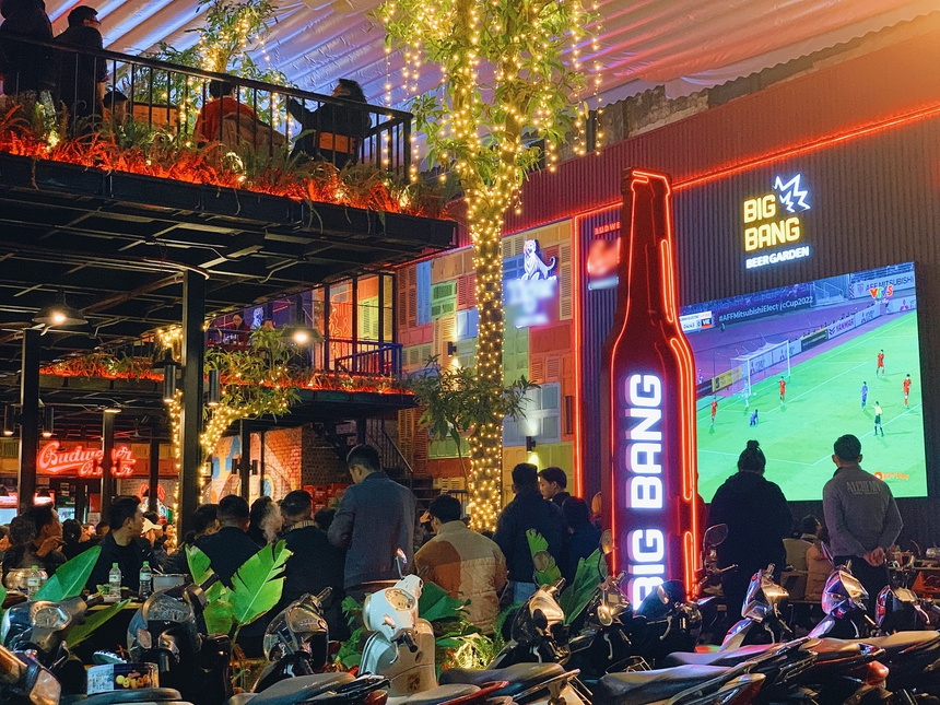 Hàng quán Hà Nội ngay lúc này: Dân tình tụ tập nhộn nhịp xem chung kết AFF Cup 2022, không khí sôi sục theo từng đường bóng - Ảnh 2.