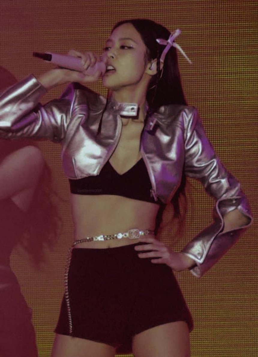 Sân khấu solo của Jennie (BLACKPINK): Đổi đồ xoành xoạch không ngại hở bạo, vũ đạo quyến rũ đi đôi với loạt tranh cãi - Ảnh 9. Sân khấu solo của Jennie (BLACKPINK): Đổi đồ xoành xoạch không ngại hở bạo, vũ đạo quyến rũ đi đôi với loạt tranh cãi - Ảnh 9.