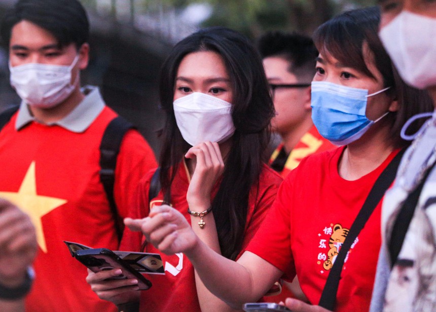 Hòa Minzy bất ngờ có mặt tại Thái Lan, cùng dàn WAGs hùng hậu cổ vũ ĐT Việt Nam  - Ảnh 6.