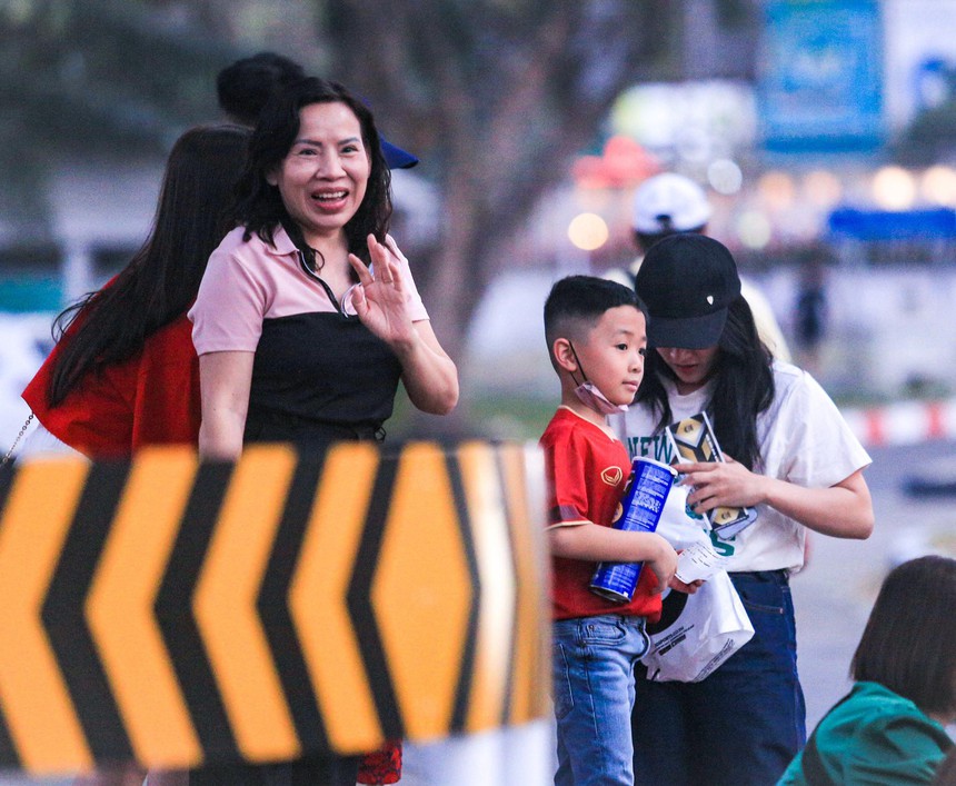 Hòa Minzy bất ngờ có mặt tại Thái Lan, cùng dàn WAGs hùng hậu cổ vũ ĐT Việt Nam  - Ảnh 7.