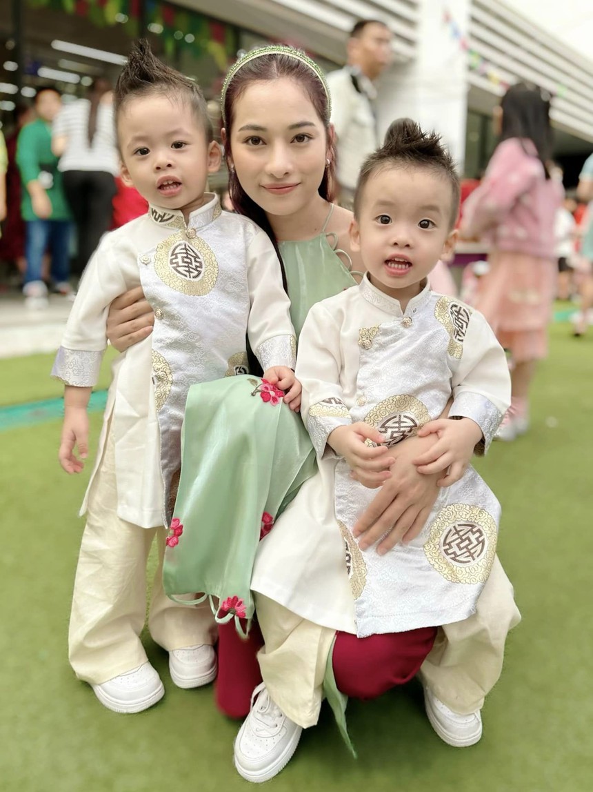 Dàn nhóc tì Vbiz xúng xính đi chơi Tết: Leon - Lisa ấn tượng, quý tử nhà Lan Khuê dễ thương hết cỡ - Ảnh 10.