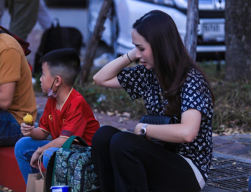 Hòa Minzy bất ngờ có mặt tại Thái Lan, cùng dàn WAGs hùng hậu cổ vũ ĐT Việt Nam  - Ảnh 4.