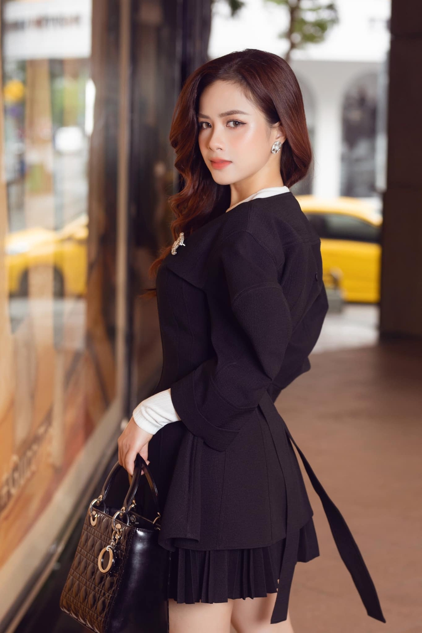 1 nữ ca sĩ chỉ hát bằng loa kẹo kéo nhưng đỉnh thế nào mà khiến cả con phố xôn xao, netizen nổi hết da gà? - Ảnh 3.