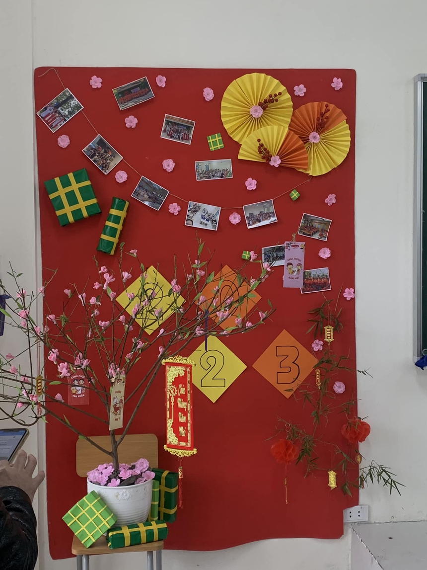 Khi hội học sinh trang trí Tết: Đầu tư khỏi bàn, lớp nào lớp nấy đều siêu lung linh - Ảnh 6. Khi hội học sinh trang trí Tết: Đầu tư khỏi bàn, lớp nào lớp nấy đều siêu lung linh - Ảnh 6.
