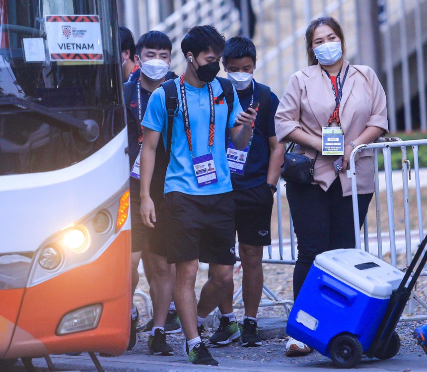 Thầy mới của Văn Toàn bất ngờ có mặt tại Thái Lan, kiên nhẫn chờ gặp học trò  - Ảnh 3.