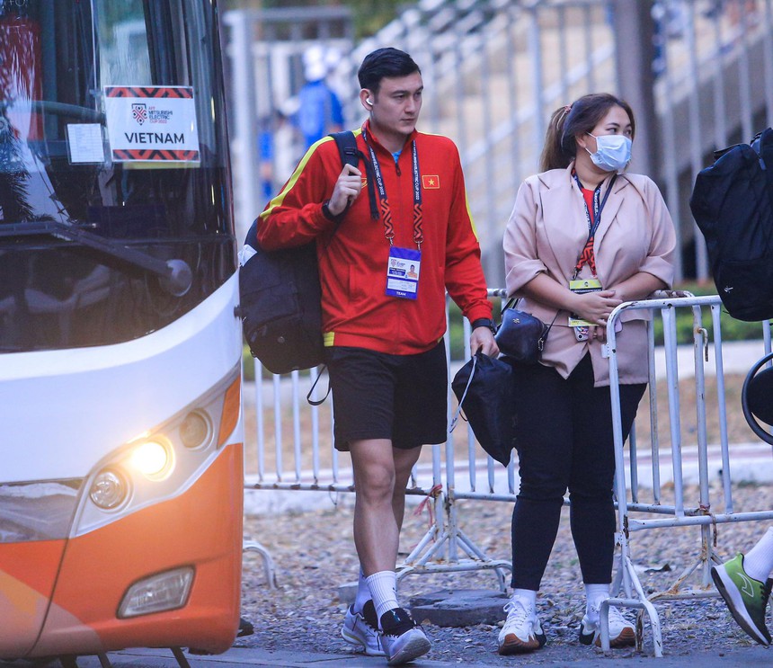 Thầy mới của Văn Toàn bất ngờ có mặt tại Thái Lan, kiên nhẫn chờ gặp học trò  - Ảnh 5.