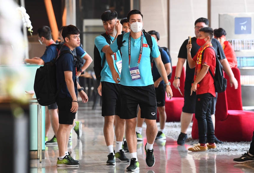 Mẹ Quang Hải ôm con trai động viên trước trận quyết đấu với ĐT Thái Lan  - Ảnh 6.