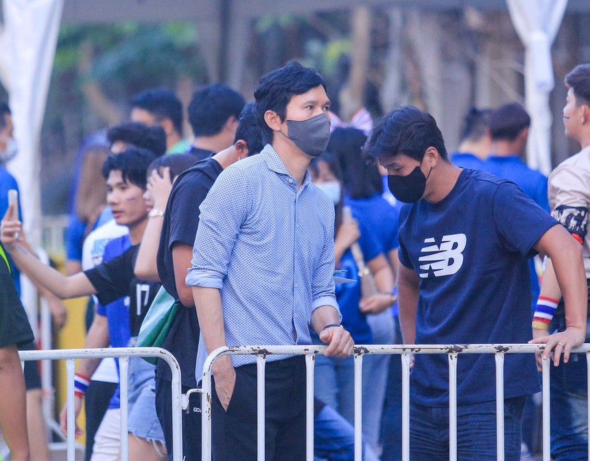 Thầy mới của Văn Toàn bất ngờ có mặt tại Thái Lan, kiên nhẫn chờ gặp học trò  - Ảnh 2.