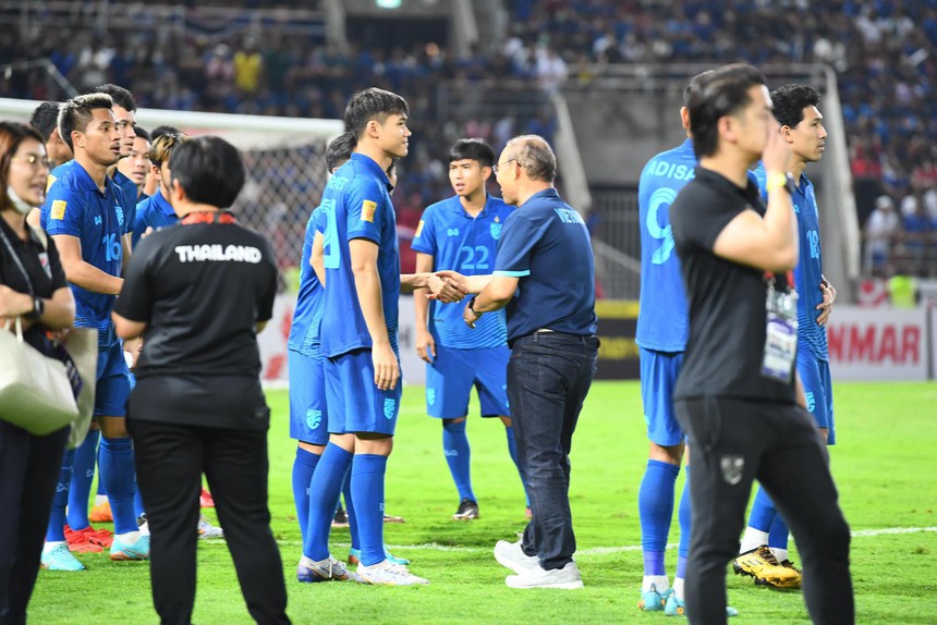 Giành ngôi Á quân, HLV Park Hang-seo vẫn vui vẻ chúc mừng từng cầu thủ Thái Lan - Ảnh 3.