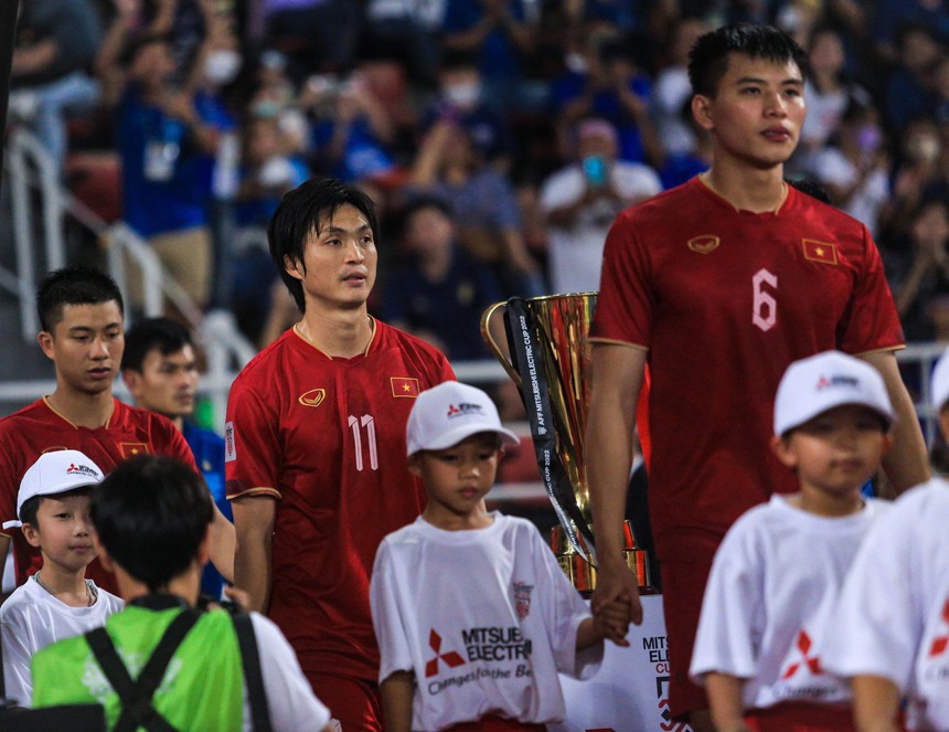 Khoảnh khắc dầy cảm xúc trong lễ chào cờ của ĐT Việt Nam trước chung kết AFF Cup 2022 - Ảnh 1. Khoảnh khắc dầy cảm xúc trong lễ chào cờ của ĐT Việt Nam trước chung kết AFF Cup 2022 - Ảnh 1.