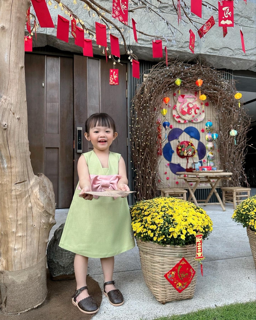 Dàn nhóc tì Vbiz xúng xính đi chơi Tết: Leon - Lisa ấn tượng, quý tử nhà Lan Khuê dễ thương hết cỡ - Ảnh 9.