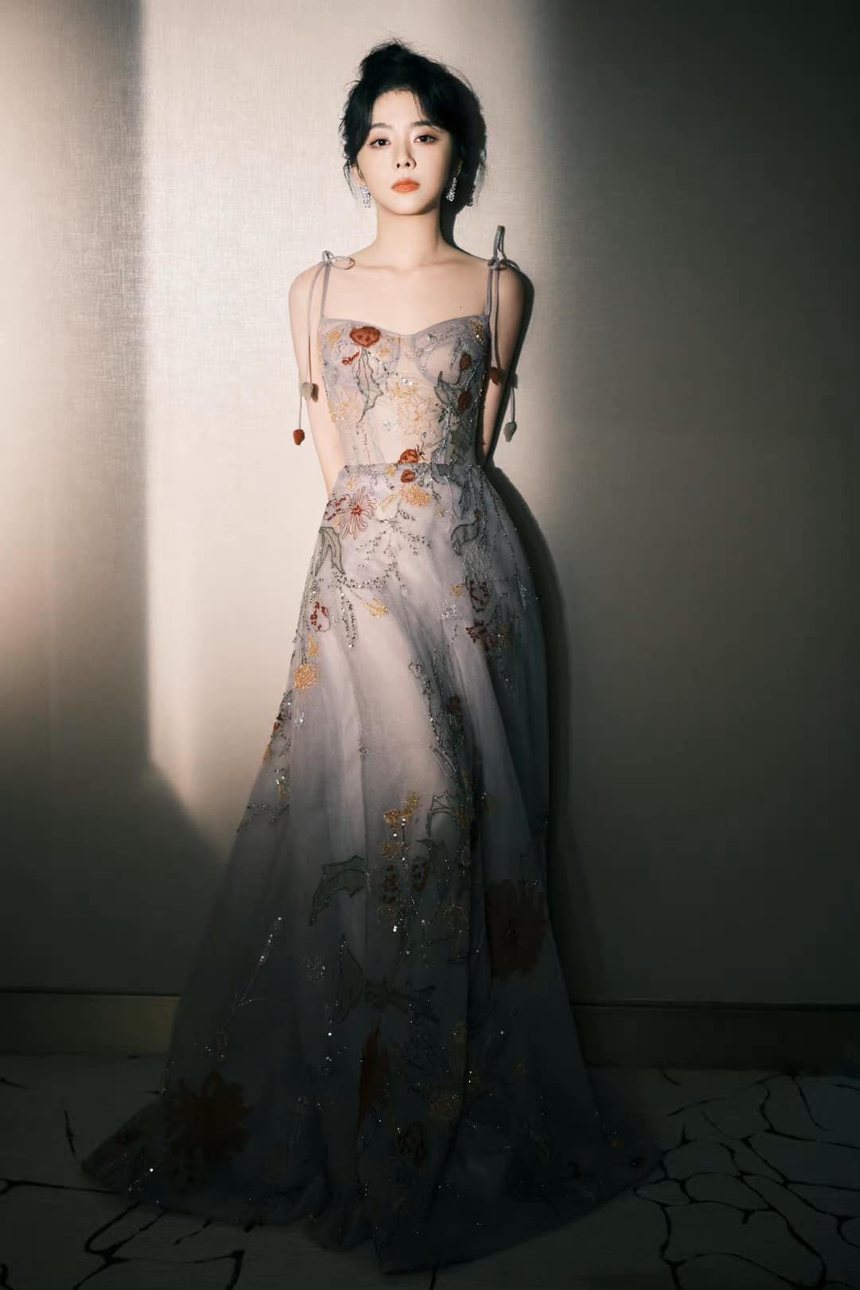 'Hướng gió mà đi' chưa hết hot, Đàm Tùng Vận tiếp tục gây sốt với nhan sắc thăng hạng - Ảnh 7. 'Hướng gió mà đi' chưa hết hot, Đàm Tùng Vận tiếp tục gây sốt với nhan sắc thăng hạng - Ảnh 7.