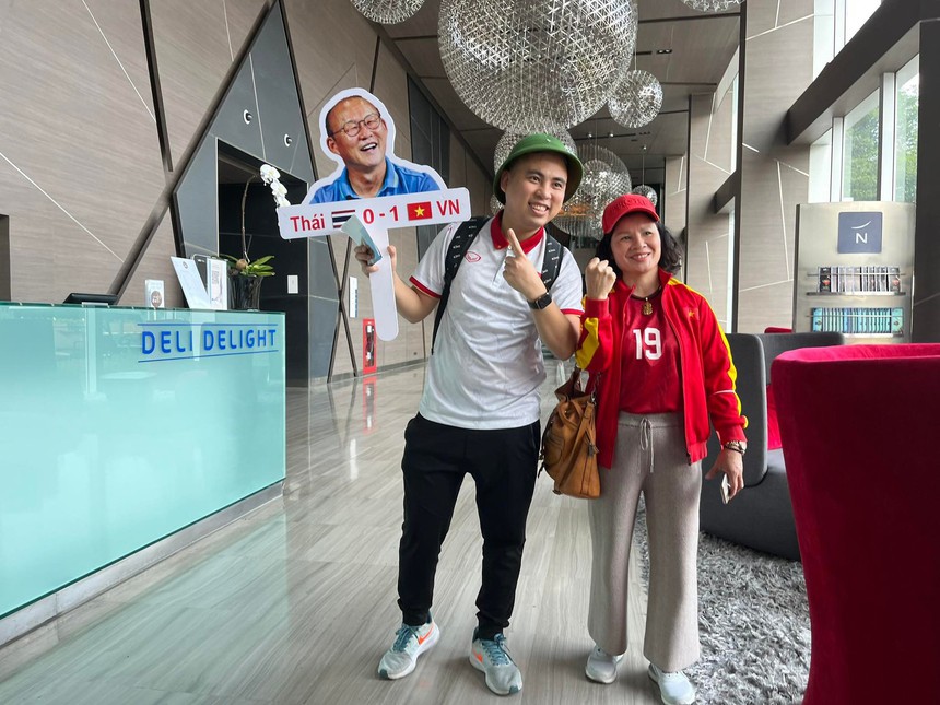 Bố mẹ Quang Hải đến Thái Lan cổ vũ, CĐV Thái Lan xếp dép chờ mua vé vào xem chung kết gặp ĐT Việt Nam - Ảnh 2. Bố mẹ Quang Hải đến Thái Lan cổ vũ, CĐV Thái Lan xếp dép chờ mua vé vào xem chung kết gặp ĐT Việt Nam - Ảnh 2.