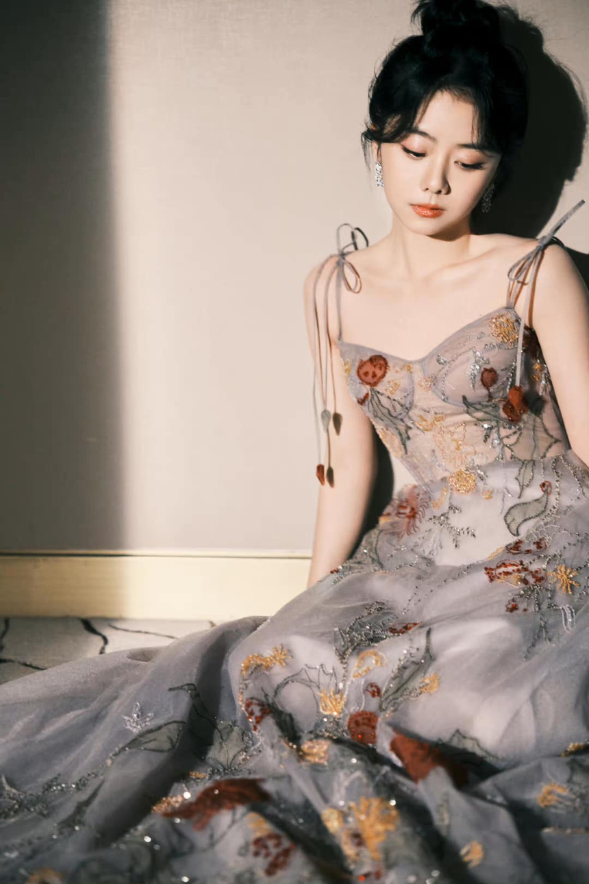 'Hướng gió mà đi' chưa hết hot, Đàm Tùng Vận tiếp tục gây sốt với nhan sắc thăng hạng - Ảnh 6. 'Hướng gió mà đi' chưa hết hot, Đàm Tùng Vận tiếp tục gây sốt với nhan sắc thăng hạng - Ảnh 6.