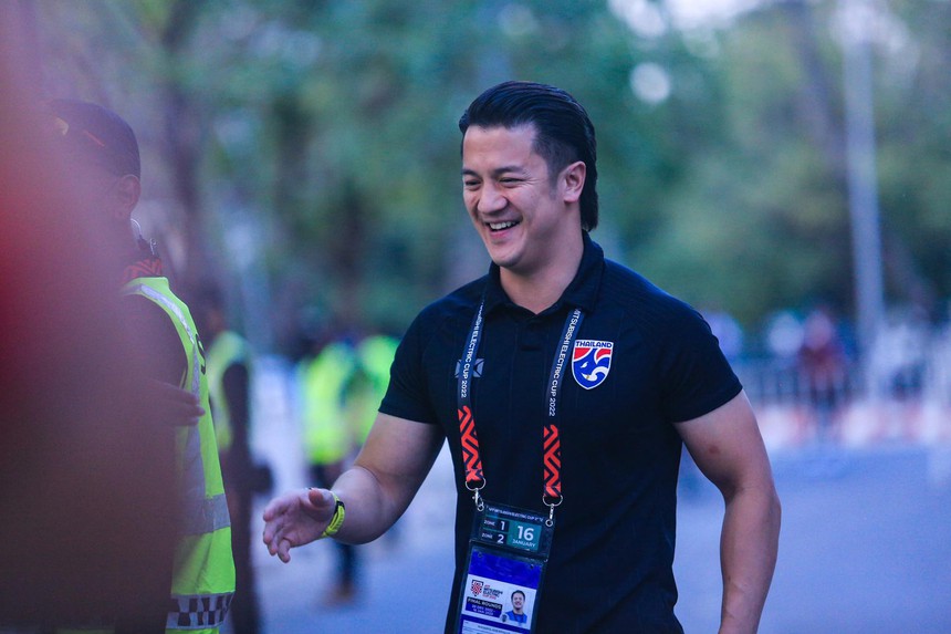 Thầy mới của Văn Toàn bất ngờ có mặt tại Thái Lan, kiên nhẫn chờ gặp học trò  - Ảnh 7.