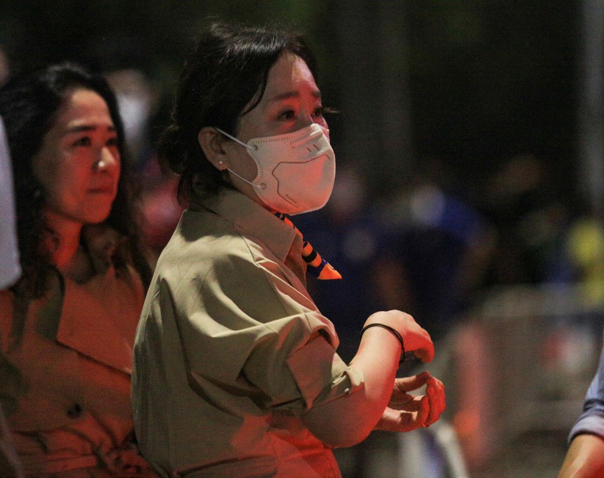 HLV Park Hang-seo ôm chầm lấy bà xã sau trận đấu cuối cùng với ĐT Việt Nam - Ảnh 2.