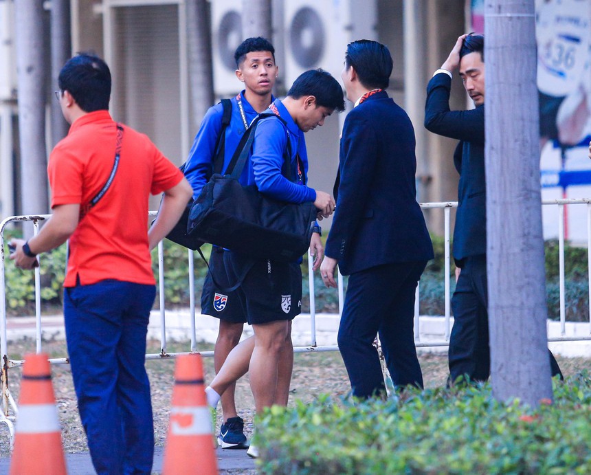 Thầy mới của Văn Toàn bất ngờ có mặt tại Thái Lan, kiên nhẫn chờ gặp học trò  - Ảnh 10.