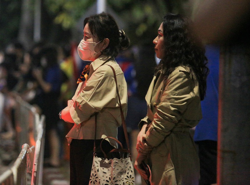 HLV Park Hang-seo ôm chầm lấy bà xã sau trận đấu cuối cùng với ĐT Việt Nam - Ảnh 1.