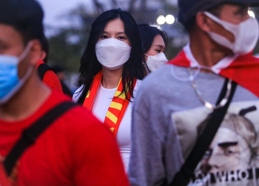 Hòa Minzy bất ngờ có mặt tại Thái Lan, cùng dàn WAGs hùng hậu cổ vũ ĐT Việt Nam  - Ảnh 5.