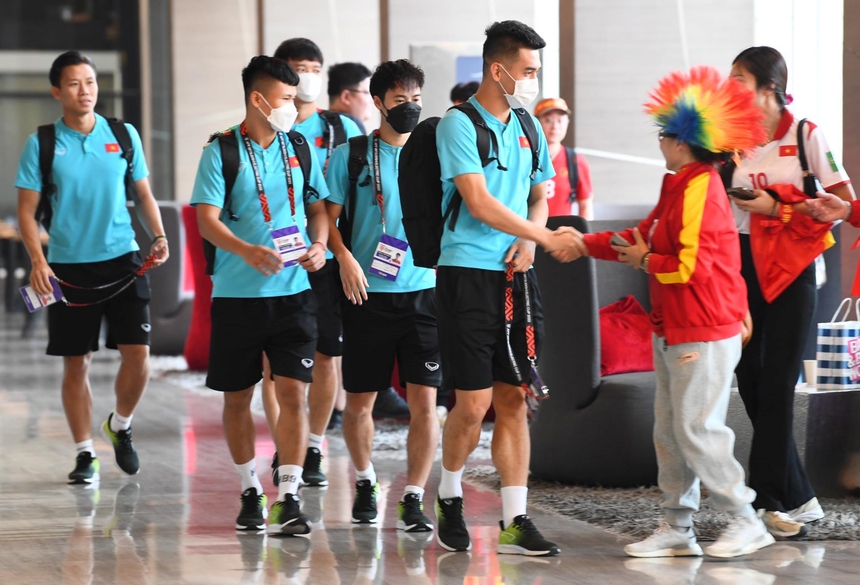 Mẹ Quang Hải ôm con trai động viên trước trận quyết đấu với ĐT Thái Lan  - Ảnh 5.