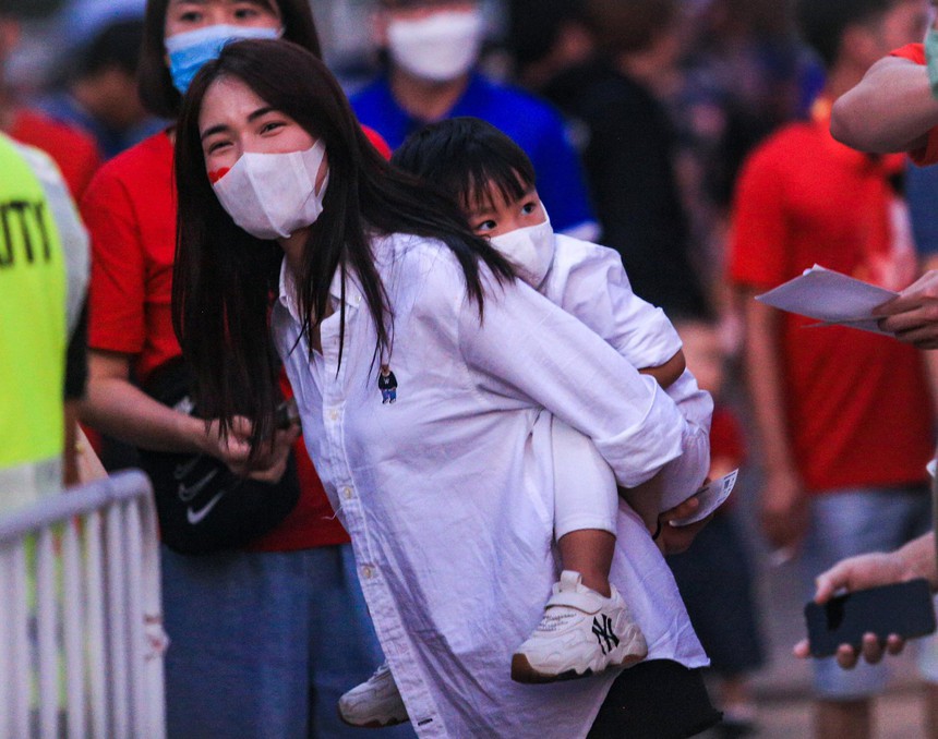 Hòa Minzy bất ngờ có mặt tại Thái Lan, cùng dàn WAGs hùng hậu cổ vũ ĐT Việt Nam  - Ảnh 1.