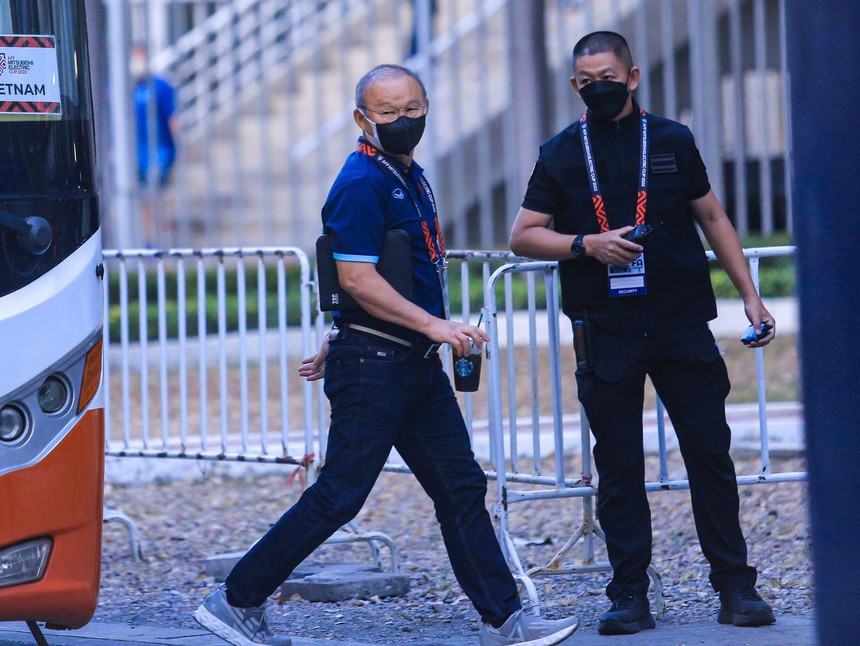 Thầy mới của Văn Toàn bất ngờ có mặt tại Thái Lan, kiên nhẫn chờ gặp học trò  - Ảnh 1.