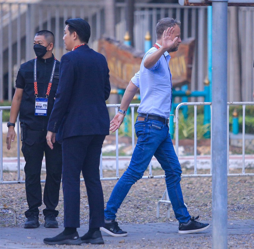 Thầy mới của Văn Toàn bất ngờ có mặt tại Thái Lan, kiên nhẫn chờ gặp học trò  - Ảnh 8.